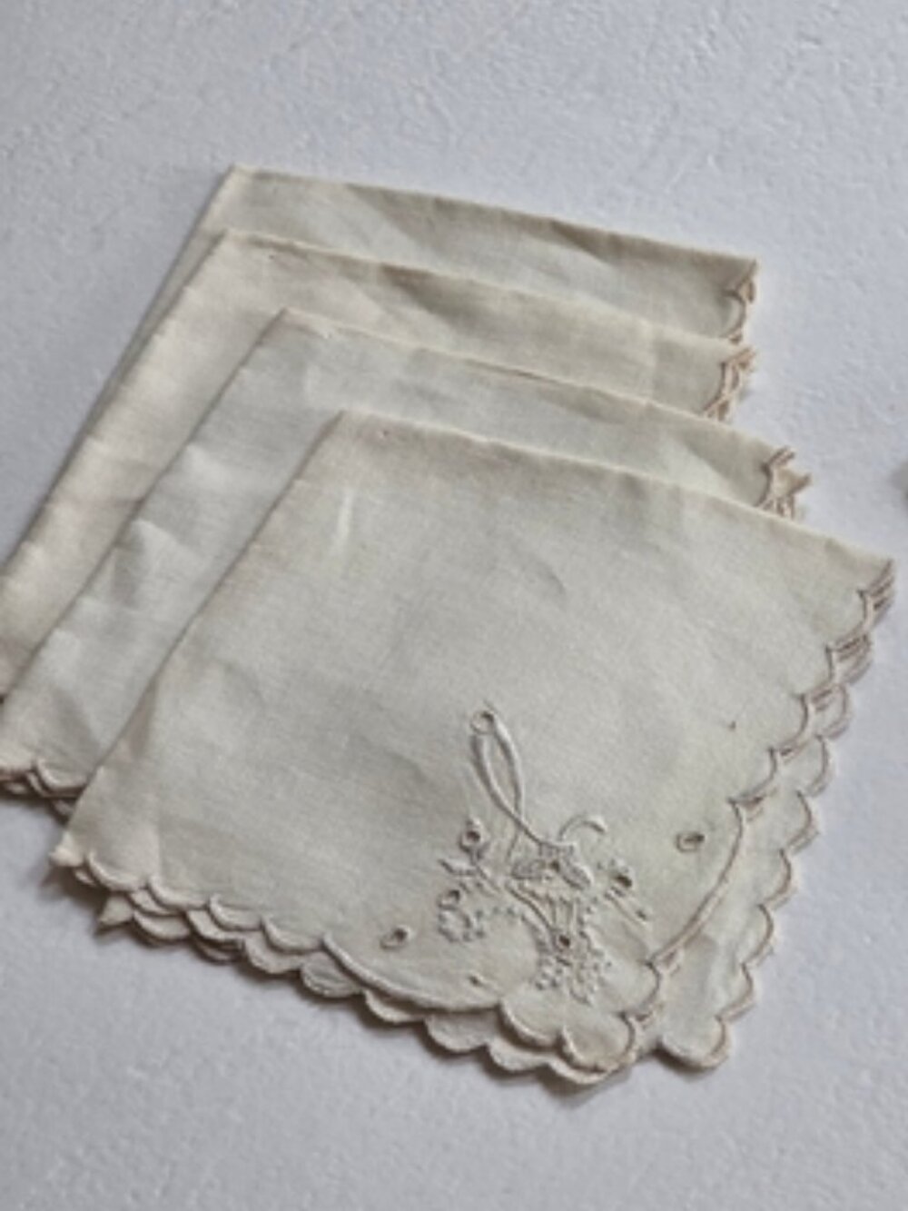 Elegant Off-White Broderie Anglaise Embroidered Baskets Napkin Set (4 napkins)